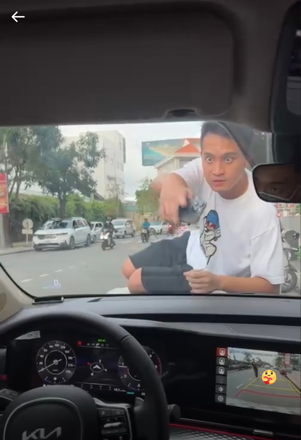 Mới đây Diệp Lâm Anh bất ngờ lên sóng livestream ghi lại khoảnh khắc bị chồng đe dọa và có hành động thô lỗ khi trèo hẳn lên nắp xe khiến cô và con gái đang ngồi trong xe sợ hãi.