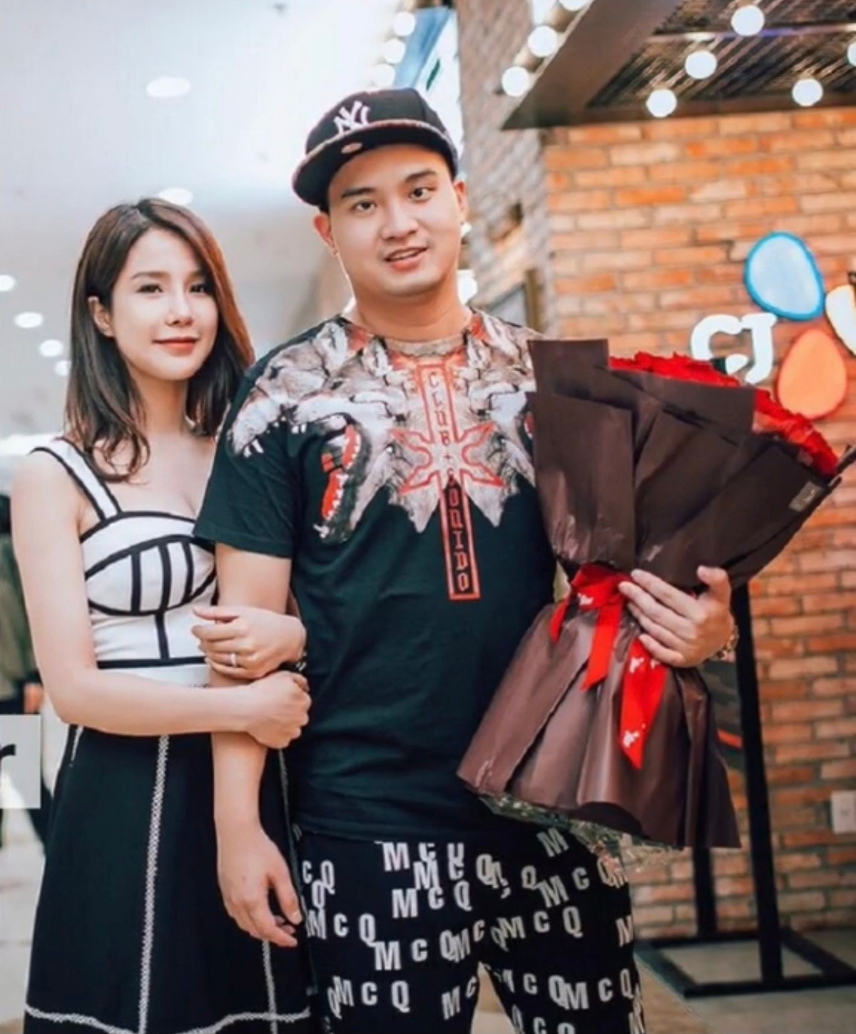 Một trong những câu nói của chồng Diệp Lâm Anh thời điểm đó đáng nhớ nhất là: "Cún à, mình đã ở bên nhau 1075 ngày rồi đấy. Em là cô gái đặc biệt nhất cuộc đời anh. Anh muốn là người thức dậy cùng em mỗi sáng, là người che chở em suốt cuộc đời. Làm vợ anh nhé!"