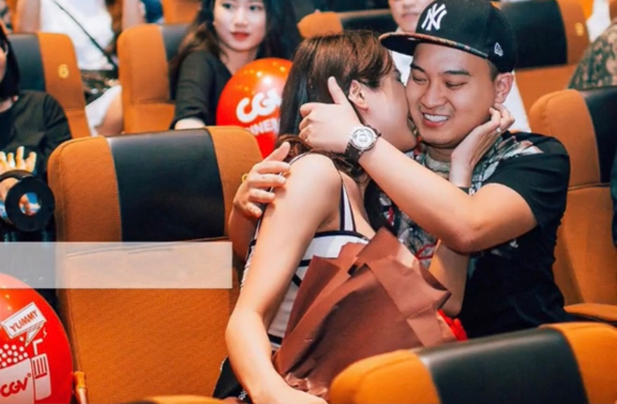 Sau màn cầu hôn đẹp như trong phim ấy, ngày 5/5 cùng năm, đám cưới hoành tráng của cặp đôi diễn ra trong sự chúc phúc của gia đình, bạn bè và người hâm mộ.