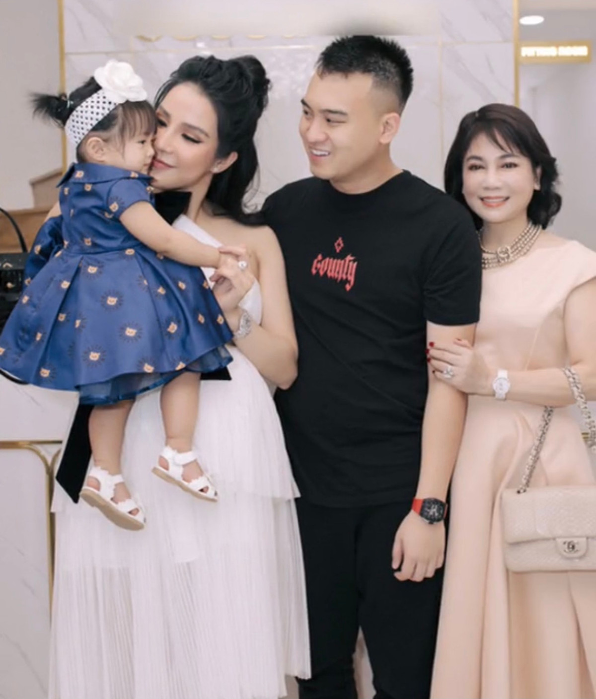 Trong những năm hôn nhân hạnh phúc, Diệp Lâm Anh thường xuyên chia sẻ những khoảnh khắc tình cảm bên chồng và các con trên trang cá nhân.