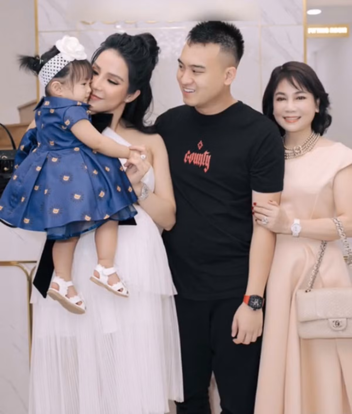 Trong những năm hôn nhân hạnh phúc, Diệp Lâm Anh thường xuyên chia sẻ những khoảnh khắc tình cảm bên chồng và các con trên trang cá nhân.