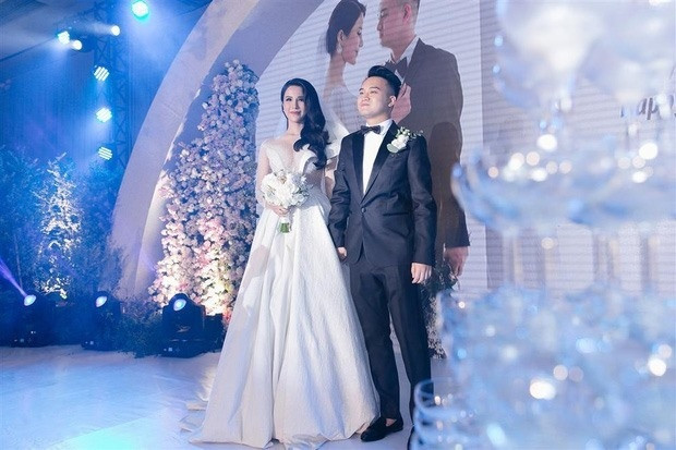 Từ khi kết hôn, người đẹp dường như rút khỏi showbiz để tập trung chăm sóc, vun vén cho tổ ấm. Cô cũng chuyển hướng sang kinh doanh và điều hành việc làm ăn rất thuận lợi.