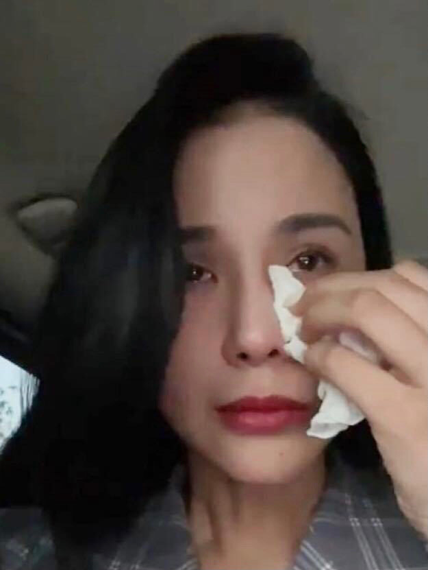 Vừa livestream lên trang cá nhân, Diệp Lâm Anh vừa khóc nức nở và tâm sự với cư dân mạng. Chứng kiến cảnh tượng chồng cũ Diệp Lâm Anh chặn đường cô, không ít netizen thương xót cho nữ diễn viên.
