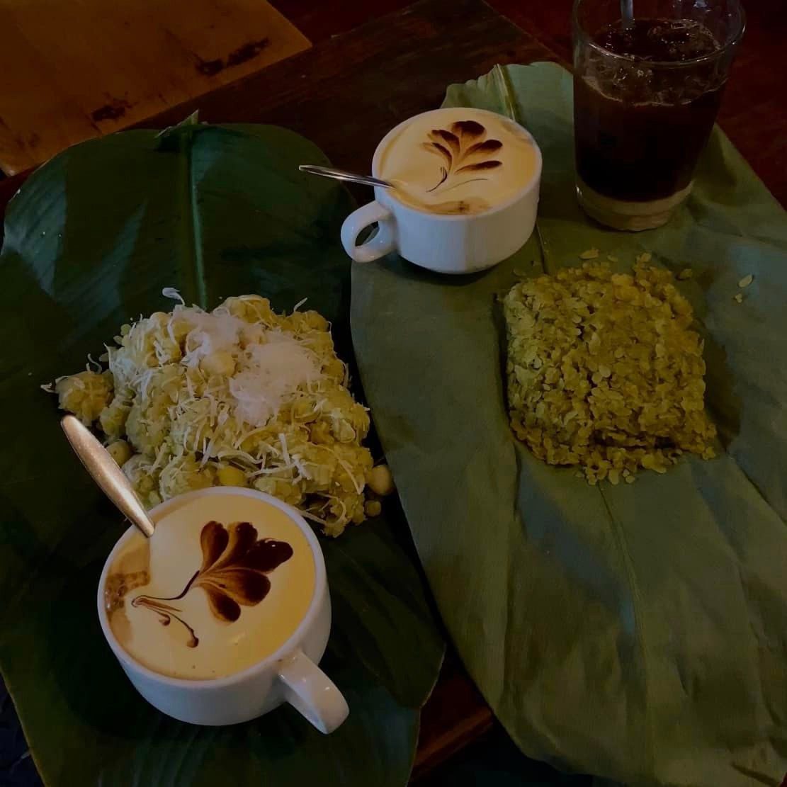 Nhâm nhi cốc cà phê trứng đặc sản, ăn cốm thơm ngon, dẻo mềm khiến bao tín đồ ẩm thực Hà Nội mê mẩn.