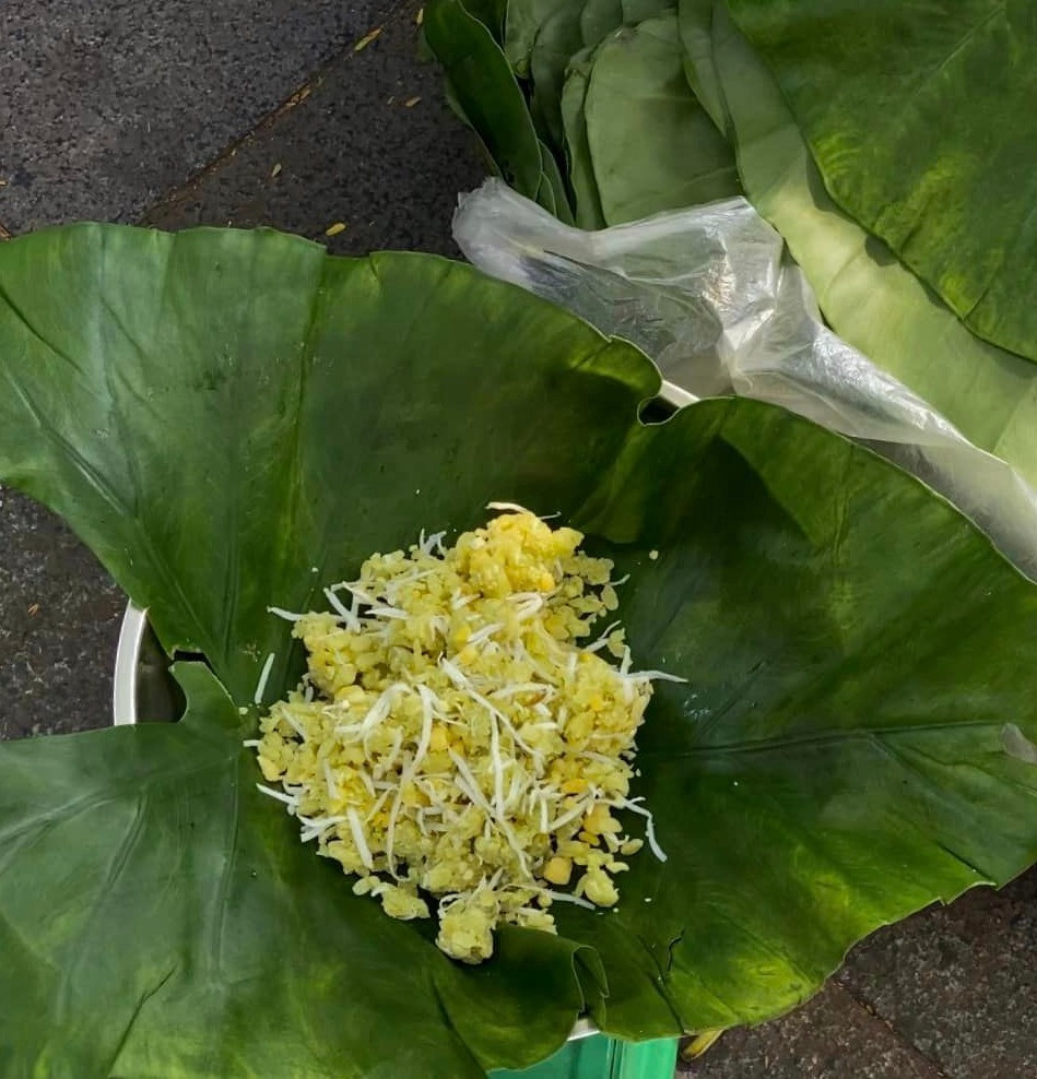 Đang thời điểm cuối mùa thu Hà Nội, để hưởng trọn nốt không khí này nhiều bạn trẻ đã tranh thủ mua gói xôi cốm bên lề đường, ngồi nhâm nhí cốc trà đá và ngắm đường phố.