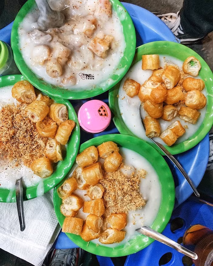 Trời Hà Nội bắt đầu se lạnh cũng là lúc những bát cháo sườn quẩy lên ngôi. Người ta ăn cháo sườn không kể buổi nào trong ngày, cũng chẳng kể mùa nào trong năm nhưng có lẽ thích hợp nhất vẫn là vào những đêm trời thu, khi thời tiết bắt đầu se se lạnh.