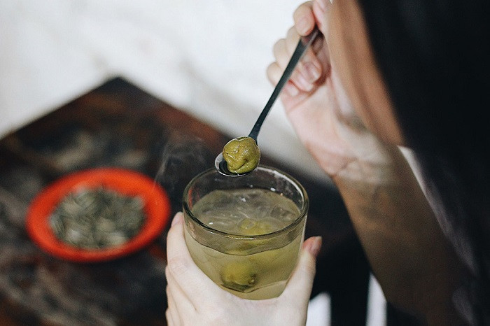 Mùa thu Hà Nội sao có thể bỏ qua những ly nước sấu mát lạnh. Chỉ đơn giản là một loại quả bình dân ngâm với đường, ấy vậy mà nước sấu lại trở thành đặc sản Hà Nội làm mê mẩn.