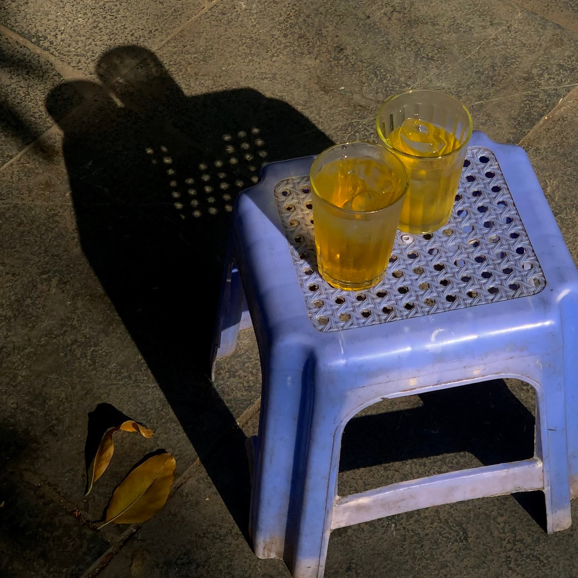  Hà Nội đang vào cuối thu đầu đông, mùa của những cơn mưa bất chợt, của những cơn gió heo may thổi khẽ và cả không khí se lạnh. Đây cũng là mùa của những người Hà Nội để thưởng thức trọn không khí đầu đông vào dịp cuối tuần.