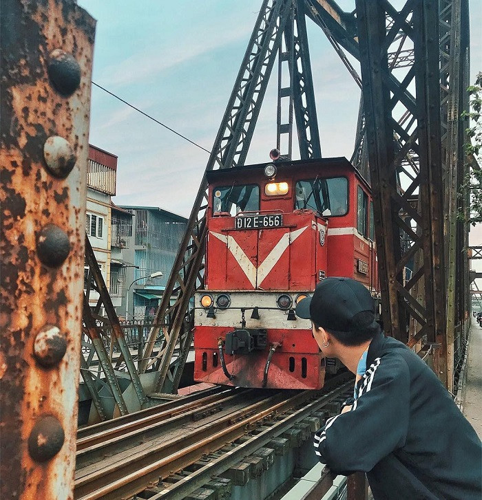 Một trong những địa điểm check in Hà Nội không thể bỏ qua là cầu Long Biên. Còn gì tuyệt vời khi bạn được ngắm ánh hoàng hôn, những tia nắng vàng chiều dần buông, hòa quyện với màu nâu cổ kính của cầu Long Biên.