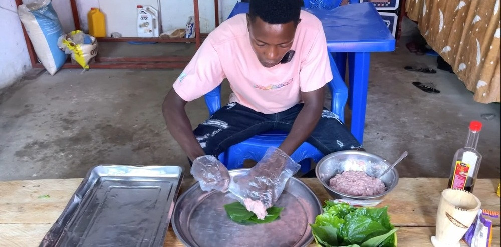 Nam Youtuber lần lượt trộn thịt với gia vị, tiêu, nước mắm Việt Nam rồi lấy lá lốt bọc lại. Hoàn thiện được một khay đầy ắp chả.