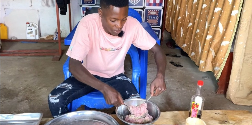 Lindo cho biết, ở châu Phi không có sẵn lá lốt nên đã phải đi xin của một người Việt Nam có trồng lá lốt trong nhà.