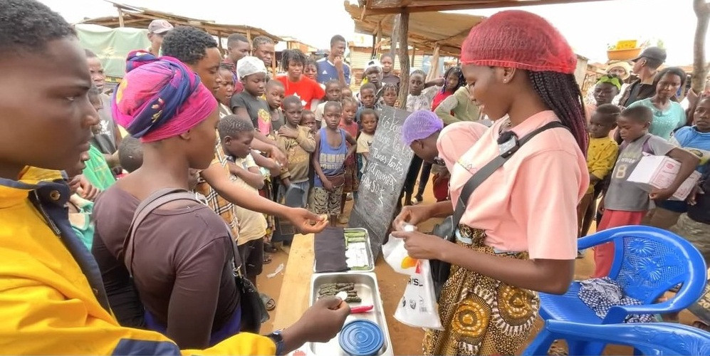 Ngay khi cho chả vào bếp chiên, mùi thơm đã hấp dẫn rất đông bà con đến với sạp hàng của Lindo. Với giá thành hợp lý lại được Lindo rao bán nhiệt tình nên mỗi người có mặt đều muốn thưởng thức món ăn Việt Nam.