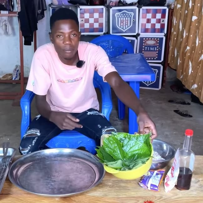 Trong vlog ghi lại, người anh em của nam Youtuber chuẩn bị khá đầy đủ nguyên liệu, gia vị và thực hiện cuốn chả cũng rất thành thạo.