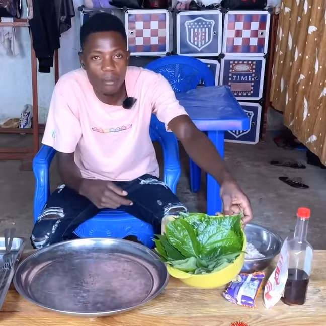 Trong vlog ghi lại, người anh em của nam Youtuber chuẩn bị khá đầy đủ nguyên liệu, gia vị và thực hiện cuốn chả cũng rất thành thạo.