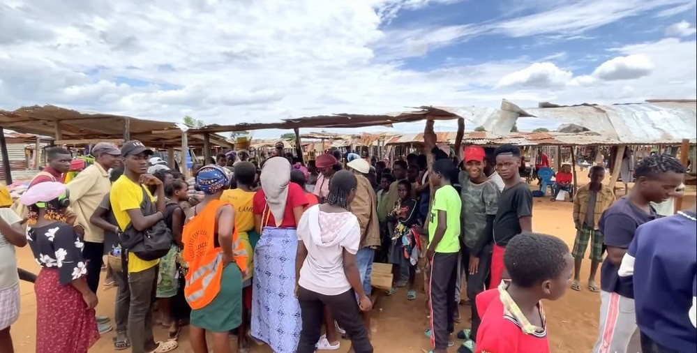 Để khách hàng hình dung ra được hương vị của món ăn, Lindo giới thiệu chả lá lốt ăn có phần giống xúc xích nhưng có thêm loại lá đặc biệt cuốn bên ngoài.