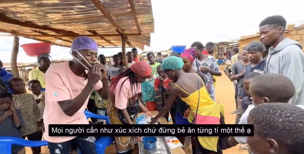 Từ người lớn cho đến các em nhỏ đều liên tục hỏi mua khiến vợ chồng Lindo chiên chả không ngơi tay.