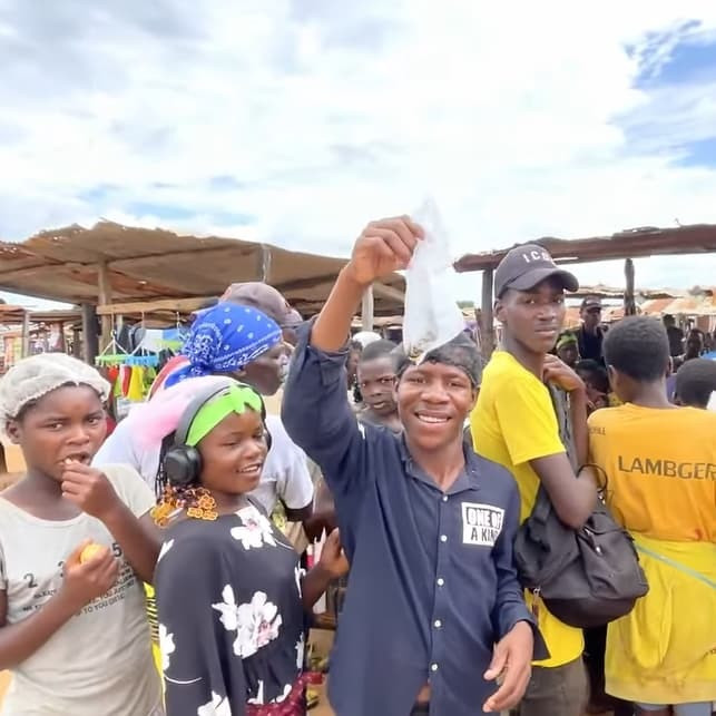 Sau khi vlog của Lindo được chia sẻ lên MXH đã thu hút sự chú ý quan tâm của cư dân mạng, hầu hết mọi người đều cảm thấy vui mừng khi ẩm thực Việt Nam được bạn bè thế giới đón nhận. Ảnh: Chụp màn hình YouTube Lindo Vlogs