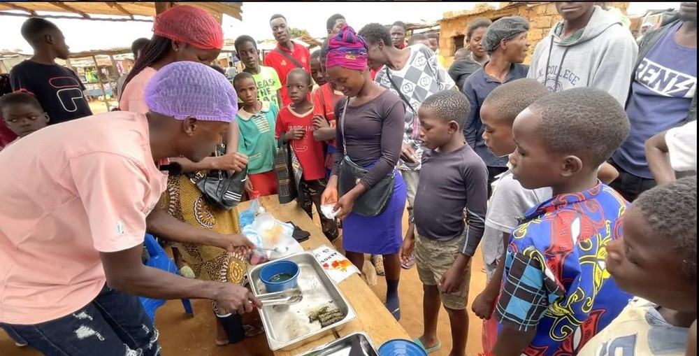 Sau khi ăn thử món chả lá lốt mà Lindo tự tay làm, không ít người đã dành lời khen ngợi cho món ăn của Việt Nam.