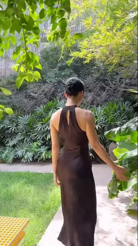 Trong loạt khoảnh khắc này có thể thấy, ở thời điểm hiện tại, hình thể của người đẹp vô cùng rắn chắc, khỏe khoắn.