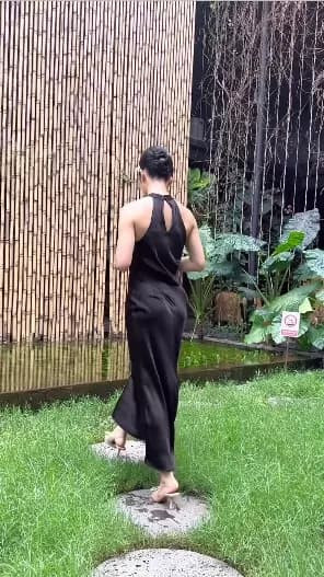 Tuy nhiên, điểm gây chú ý nhất chính là vòng 3 của Angela Phương Trinh. Ai nấy cũng "hết hồn" và cho rằng, vòng 3 của cô nàng đang bị "quá cỡ", có phần như biến dạng.