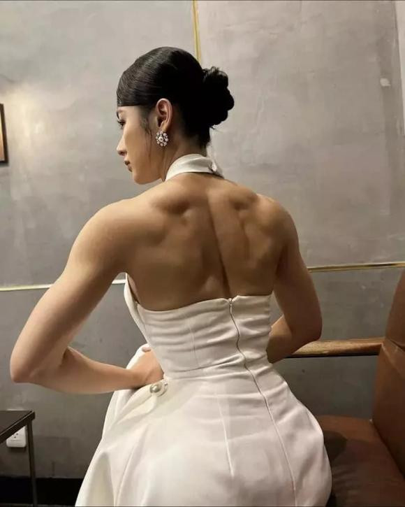 Nhiều người cũng khuyên cô nên điều chỉnh lại chế độ tập luyện của mình để cho vóc dáng chuẩn chỉnh và mềm mại hơn.