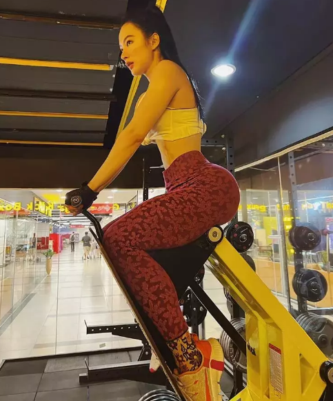 Được biết, thời gian lui về ở ẩn cô sống tận hưởng cuộc sống bình yên, tu tập và ăn chay trường.