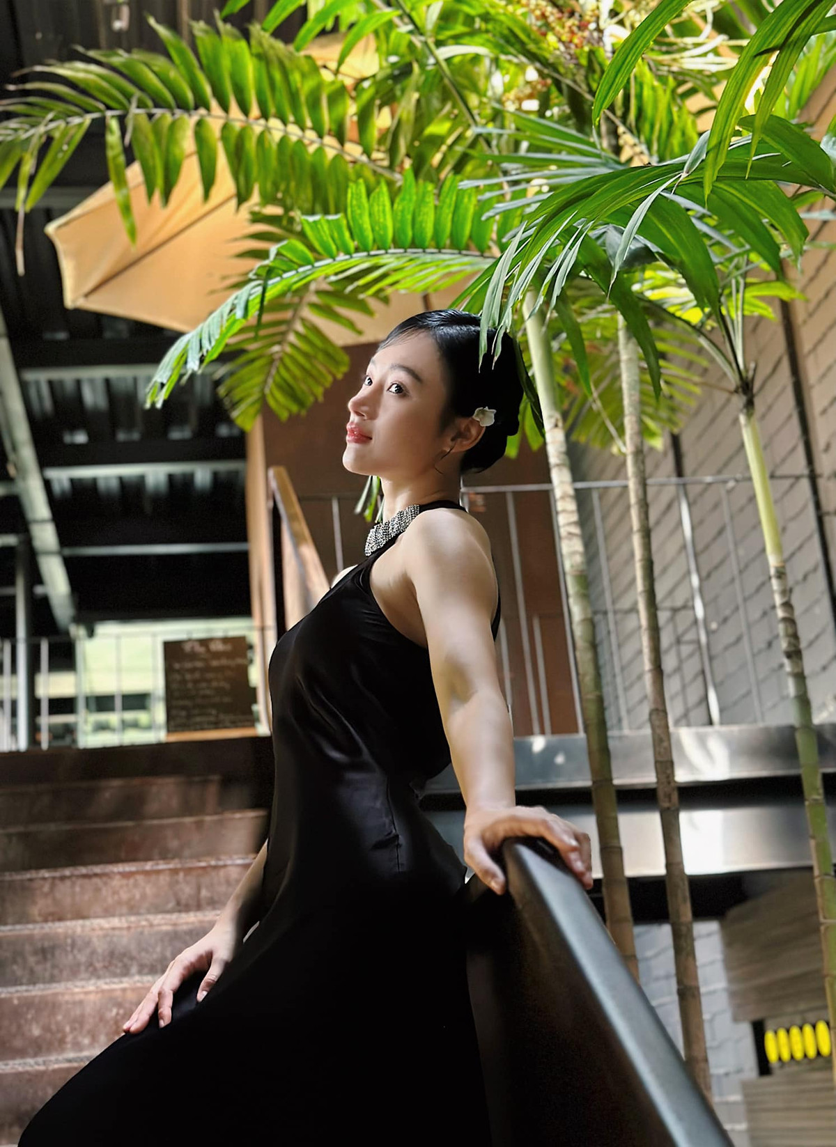 Trong clip, hot girl Angela Phương Trinh diện váy đen bó sát. Cô nàng nhí nhảnh tạo dáng, phô diễn cơ thể của mình.