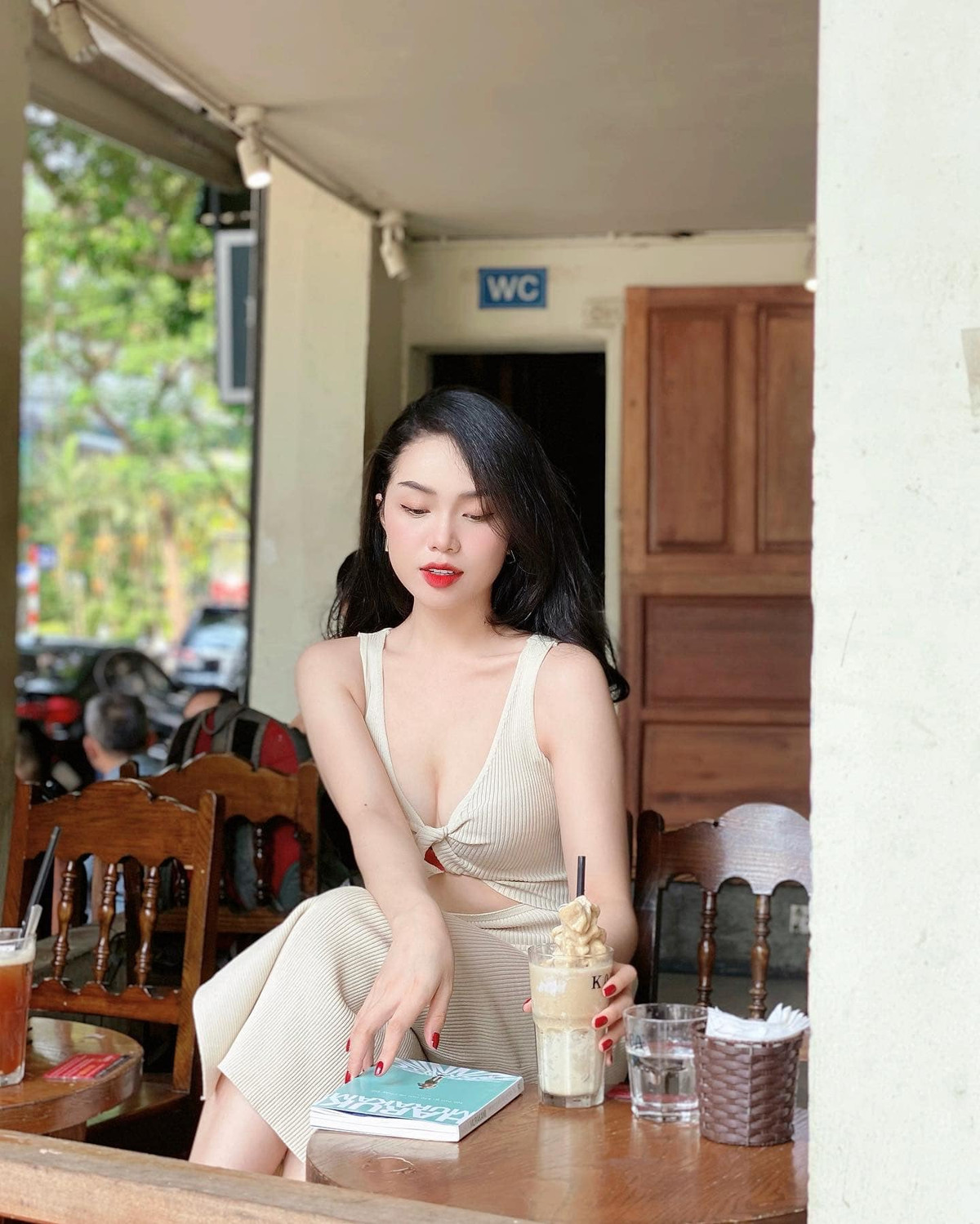 Trên trang cá nhân, người đẹp hàng không 9x thường xuyên đăng tải những hình ảnh diện trang phục gợi cảm, đặc biệt là váy, áo tôn vòng 1, khai thác vẻ đẹp hình thể tối đa.