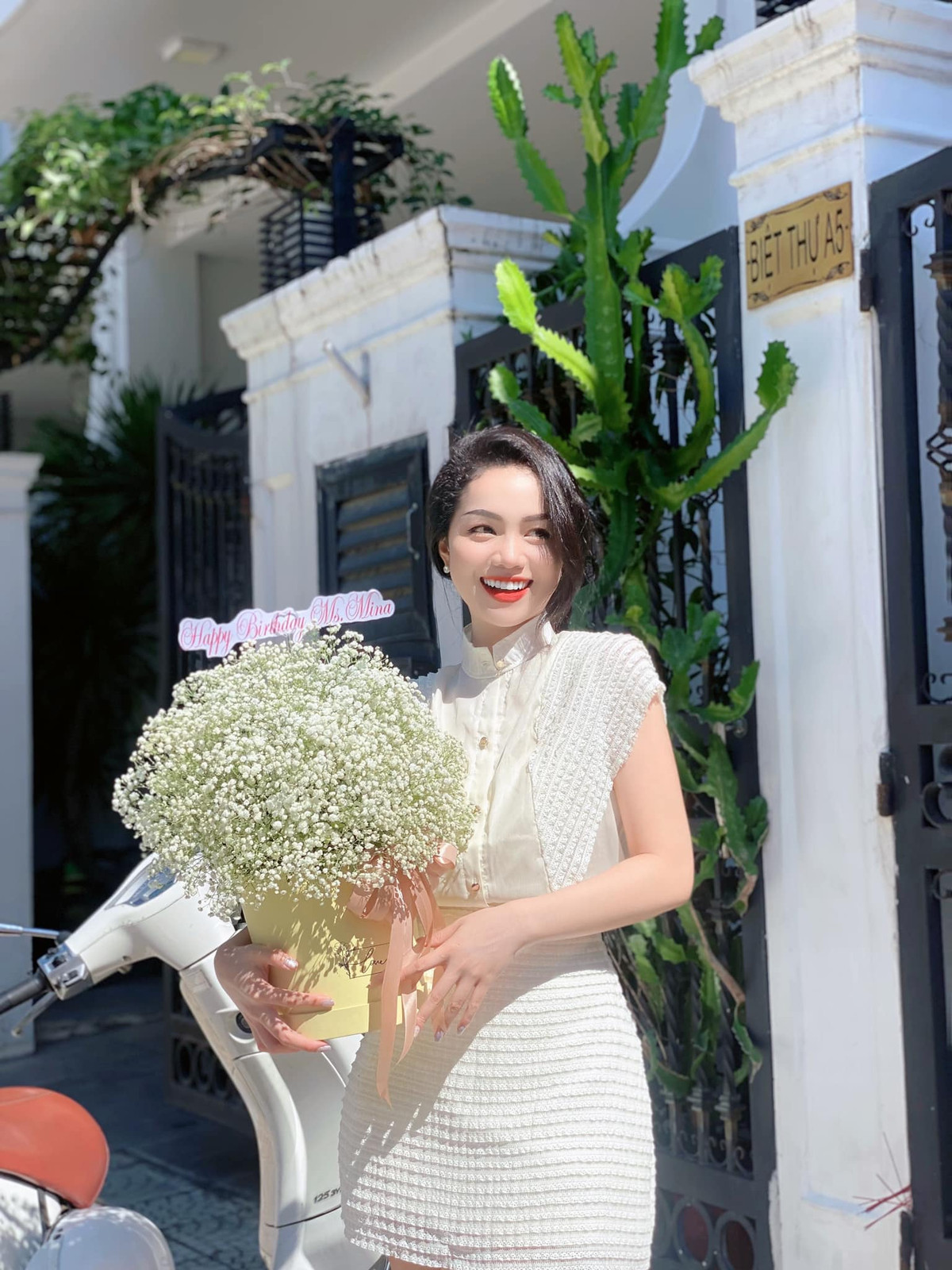 Cô luôn nhận được sự yêu thích về nhan sắc lẫn phong cách thời trang của mình. Ảnh: FBNV