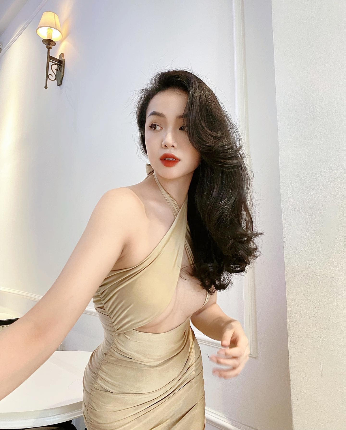 Chẳng những sở hữu thềm ngực đáng mơ ước, Thiện Mỹ còn sở hữu vòng eo "thắt cổ chai" đầy mê hoặc.