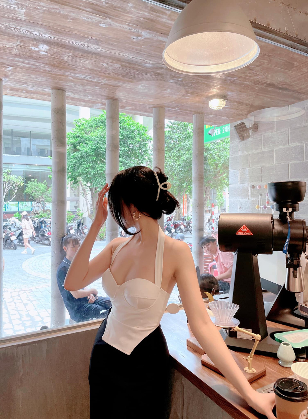 Ngoài công việc của một nữ tiếp viên hàng không, Thiện Mỹ còn là giáo viên dạy tiếng Anh giao tiếp.