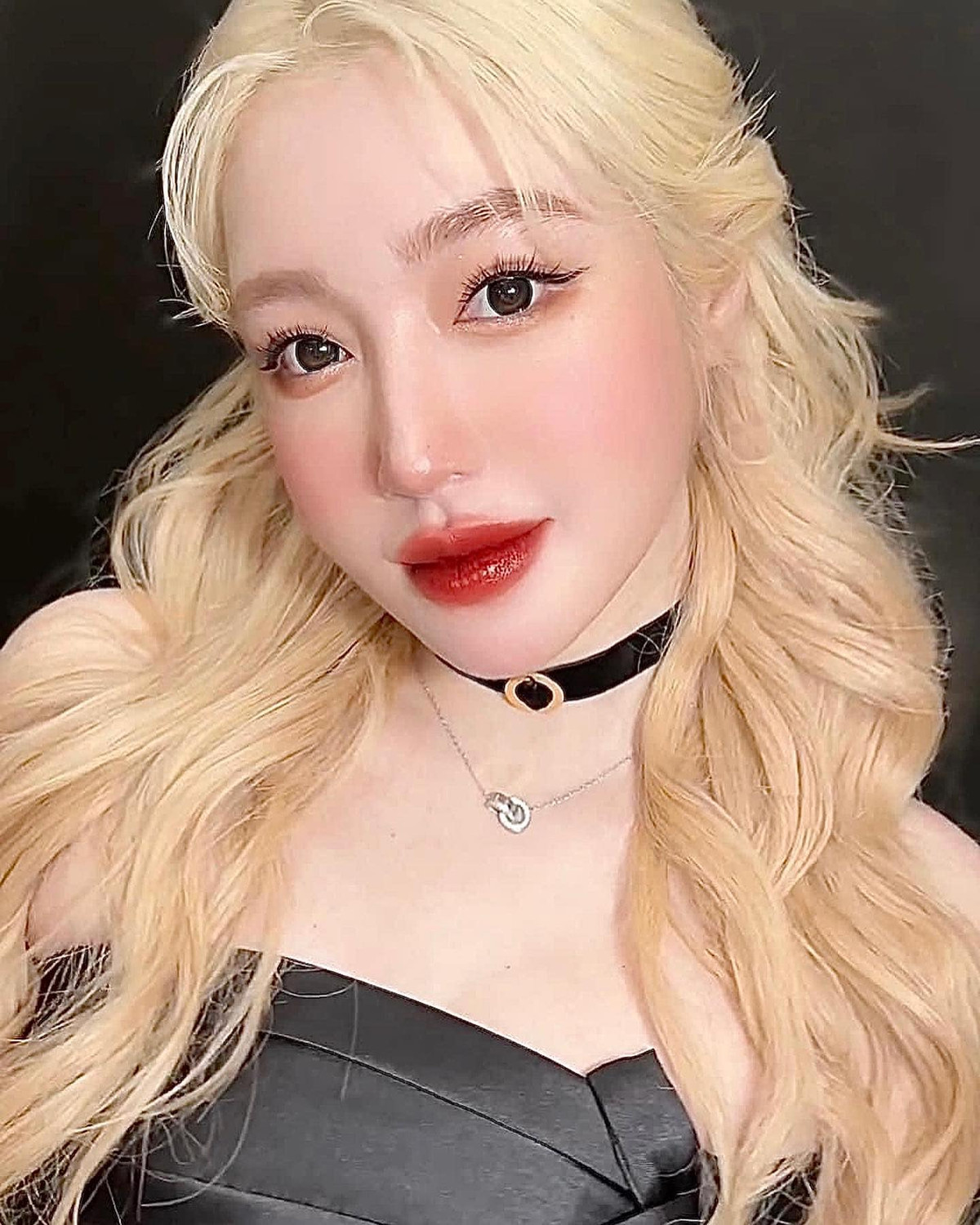 Mới đây, Elly Trần đăng tải hình ảnh lộng lẫy sau thời gian bị suy sụp vì vỡ mộng hôn nhân với chồng Tây.