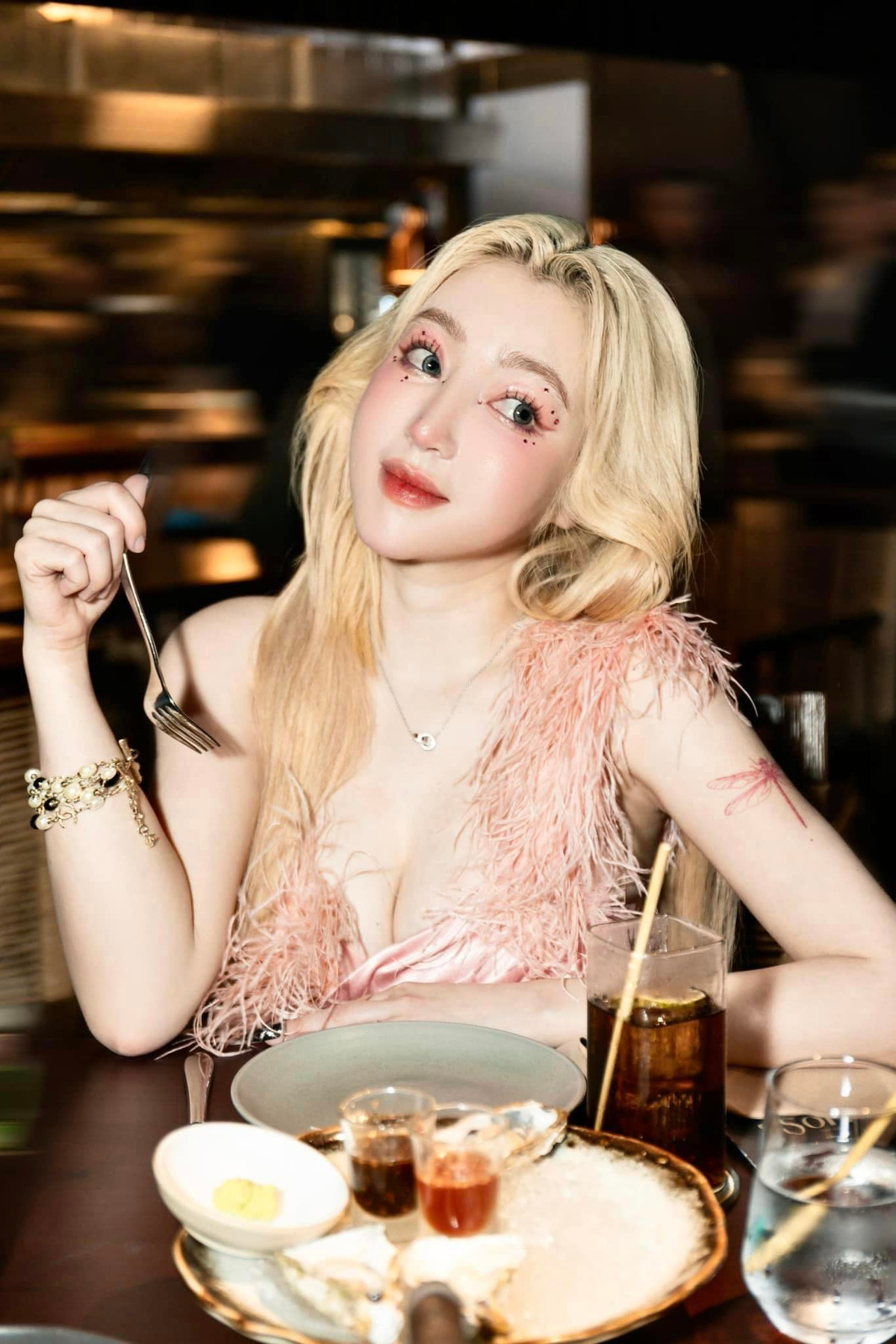 Hiện tại, sự việc này vẫn đang được công chúng dành sự quan tâm đặc biệt.