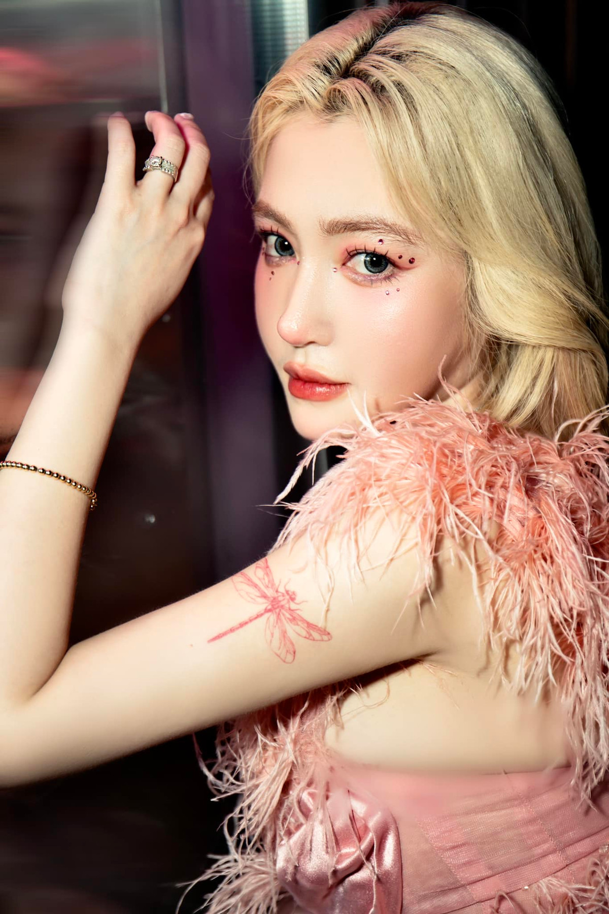 Không những thế, người đẹp tiết lộ cô từng bị đồng nghiệp của chồng sàm sỡ.