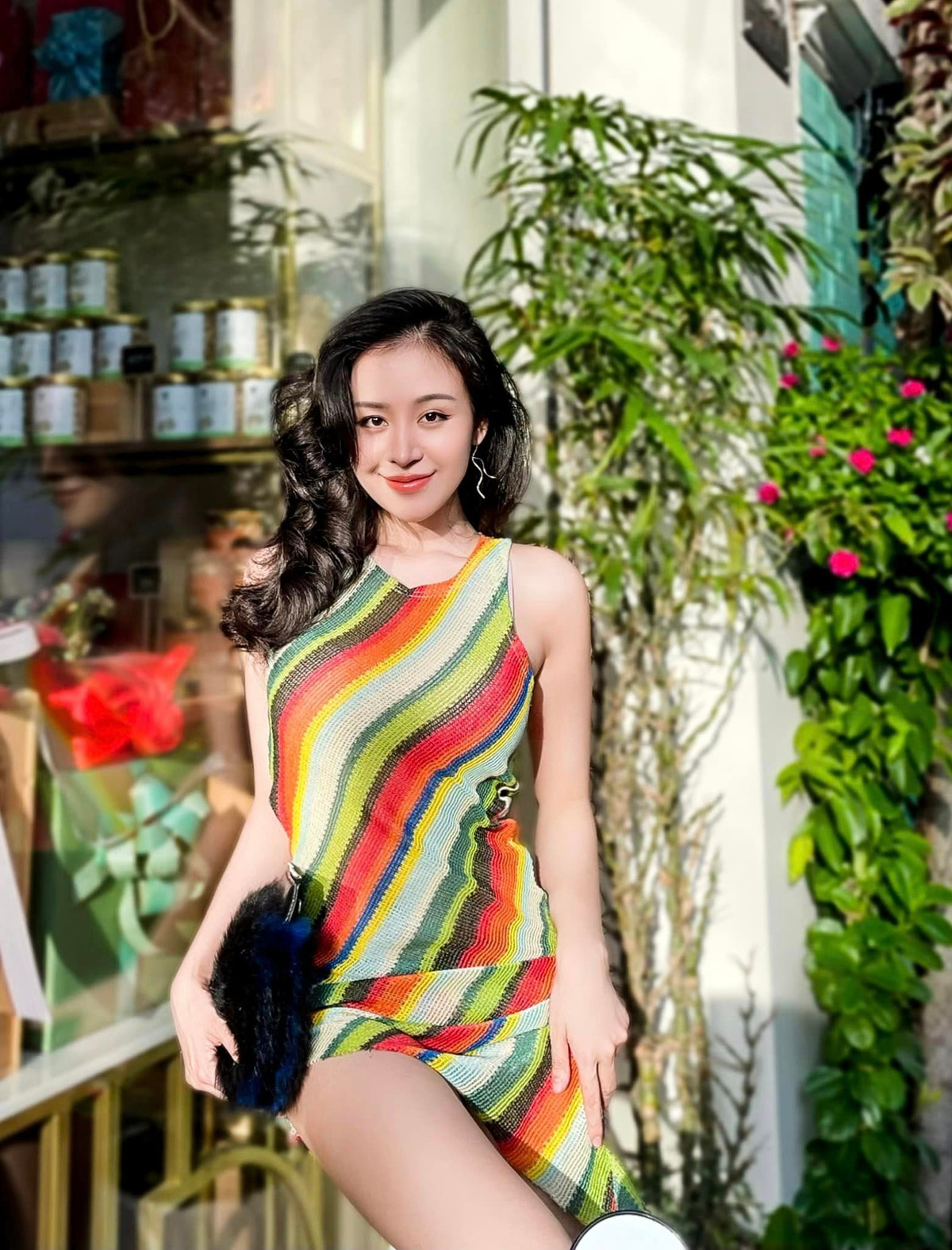 Bẵng một thời gian khá lâu cô nàng "mất tích" khỏi MXH nay cô xuất hiện với diện mạo mới, gợi cảm và phong cách thời trang cũng thăng hạng trông thấy.