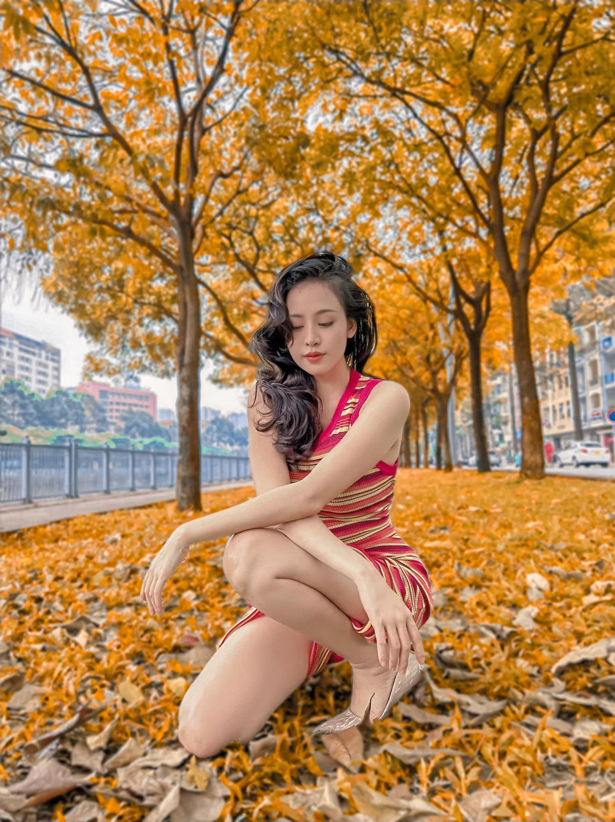 Ngắm nghía loạt khoảnh khắc Bà Tưng chụp dưới hàng cây lá vàng, phần đông netizen đều trầm trồ khen ngợi không ngớt.