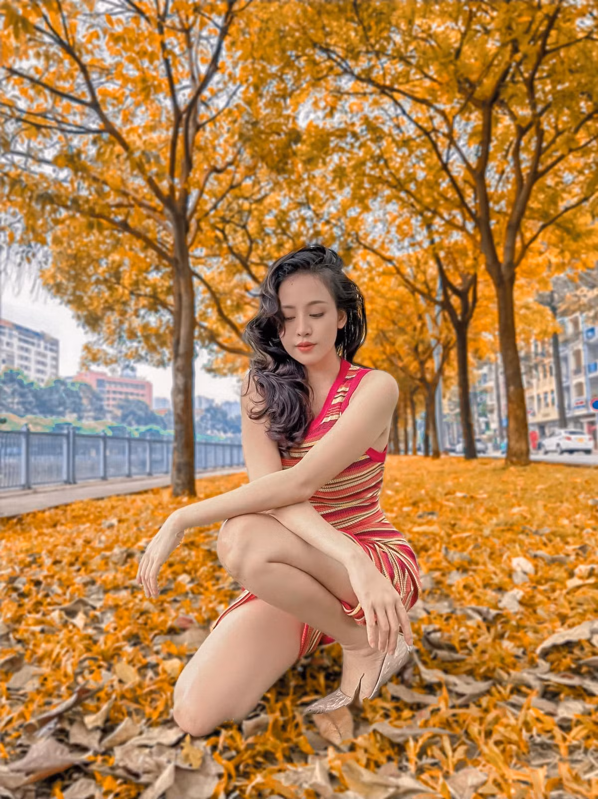 Ngắm nghía loạt khoảnh khắc Bà Tưng chụp dưới hàng cây lá vàng, phần đông netizen đều trầm trồ khen ngợi không ngớt.