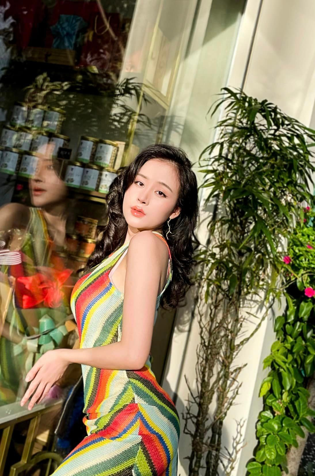 Tuy nhiên đó chỉ là hình ảnh của quá khứ, thời điểm hiện tại gái xinh xứ Nghệ đã "lột xác" trở thành một người mới mẻ, cuộc sống tích cực hơn và được không ít người yêu mến.