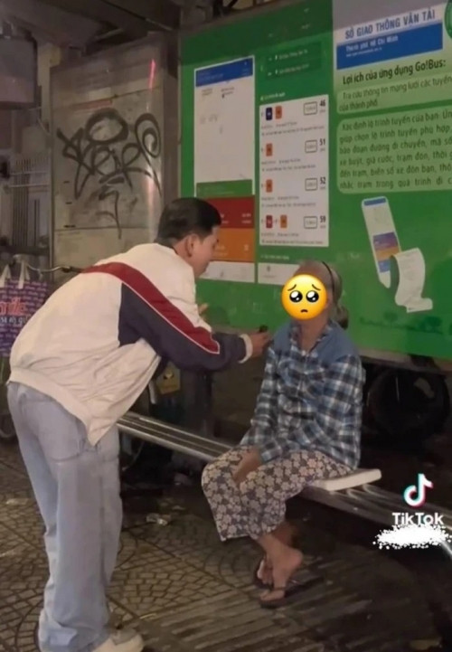 Cụ thể, trong đoạn clip, TikToker Nờ Ô Nô đã tìm đến một bà lão ngồi một mình ở trạm xe buýt và tỏ ý muốn mua cho bà một món ăn bà thích. Điều đáng chú ý, ngay từ tên gọi của series có tên "Người nghèo ăn gì mình cho ăn đó" đã khiến nhiều người khó chịu vì cách sử dụng từ ngữ khiếm nhã, mang tính miệt thị.