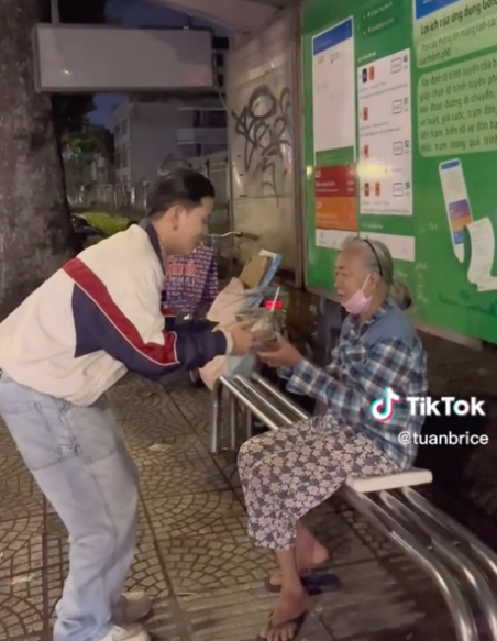 Ngoài ra ngay phần chào hỏi đầu tiên nam TikToker này gây tranh cãi khi nói câu : “Hello bà già nghèo khổ giữa trời đông cô đơn”. Sau đó Nờ Ô Nô còn nói ngay một câu: “Nghèo mà còn chê đồ ăn, vậy thôi khỏi ăn, giờ hỏi lại có ăn hay không?”.