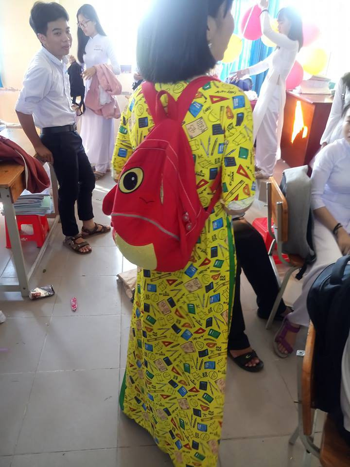 Dù là toán học, hoá học, vật lý hay văn học... tất cả đều được khắc hoạ rõ nét qua những chiếc áo dài vô cùng đặc sắc này.