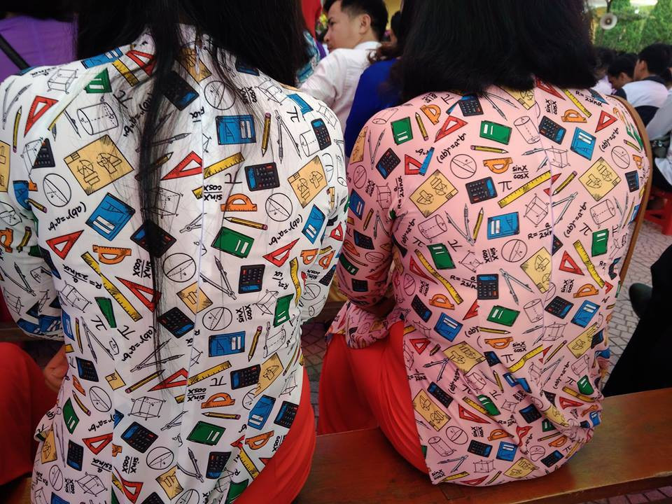 Cùng là áo dài toán học, nhưng lần này các cô rủ nhau mặc chung cho có đôi có cặp.