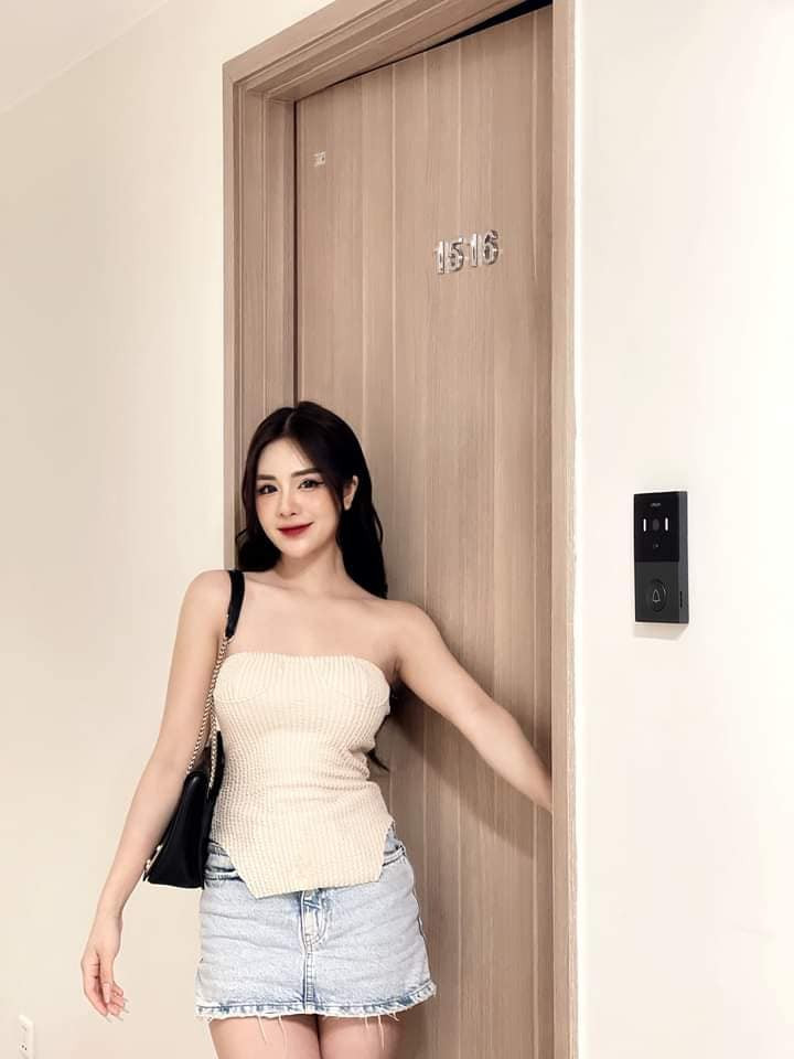 Cô nàng nổi bần bật giữa dàn hot girl Nóng cùng World Cup nhờ ngoại hình gợi cảm và quyến rũ.