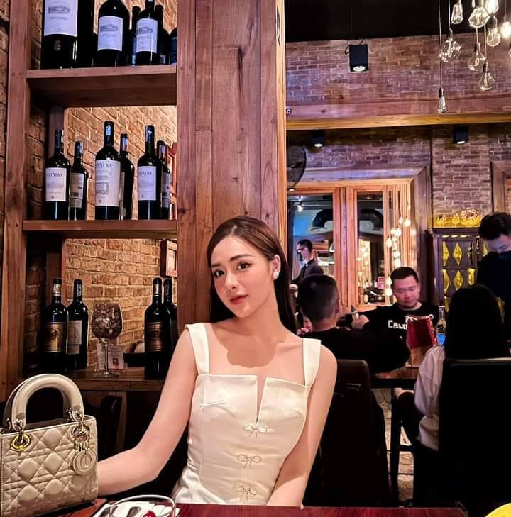 Cao Thị Thu Trang thường được biết đến với tên Cao Trang. Hiện cô đang là sinh viên năm 4 chuyên ngành báo truyền hình của Học viện Báo chí và Tuyên truyền.