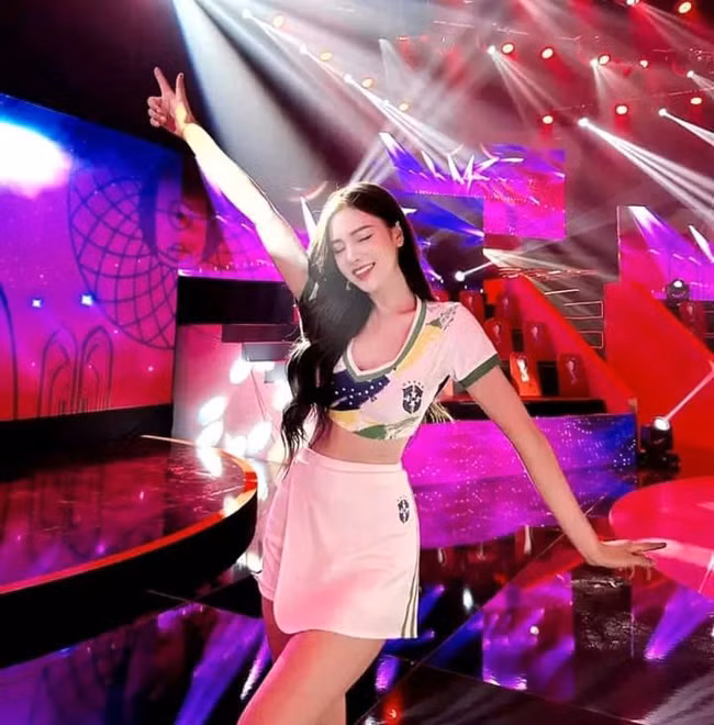 Gai xinh me tuyen Brazil noi bat trong “Nong cung World Cup 2022“