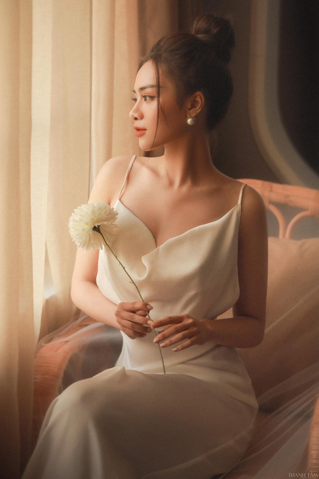 Nhan sắc xinh đẹp, thần thái tự tin khiến cô nàng không bị lu mờ trước dàn hot girl World Cup. Ảnh: FBNV