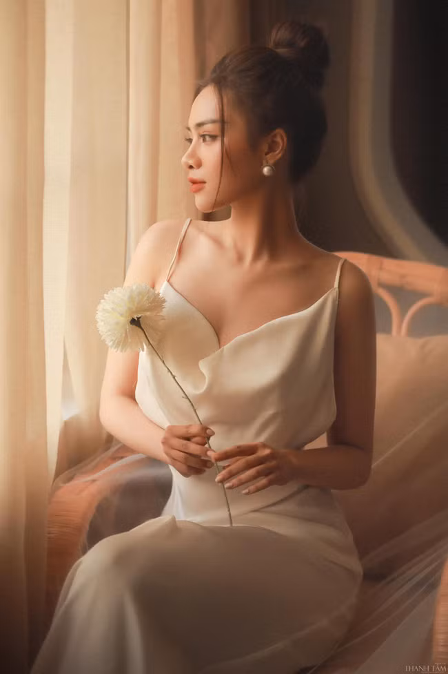 Nhan sắc xinh đẹp, thần thái tự tin khiến cô nàng không bị lu mờ trước dàn hot girl World Cup. Ảnh: FBNV