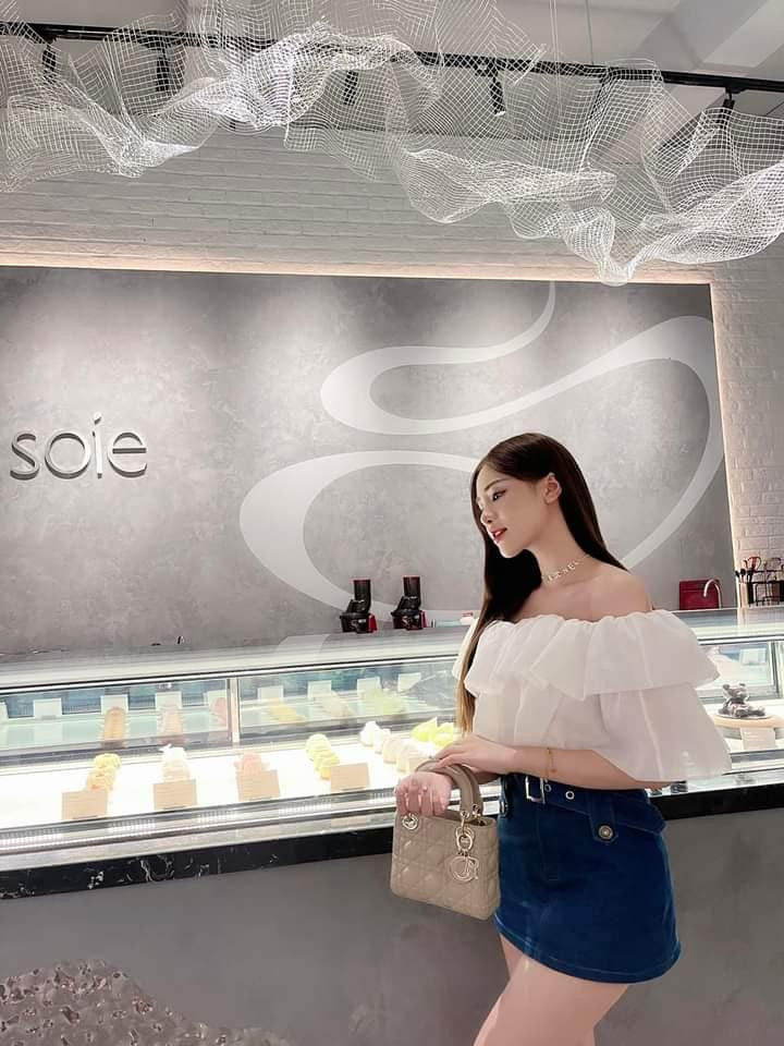 Cô nàng sở hữu vóc dáng đẹp với chiều cao 1m64.