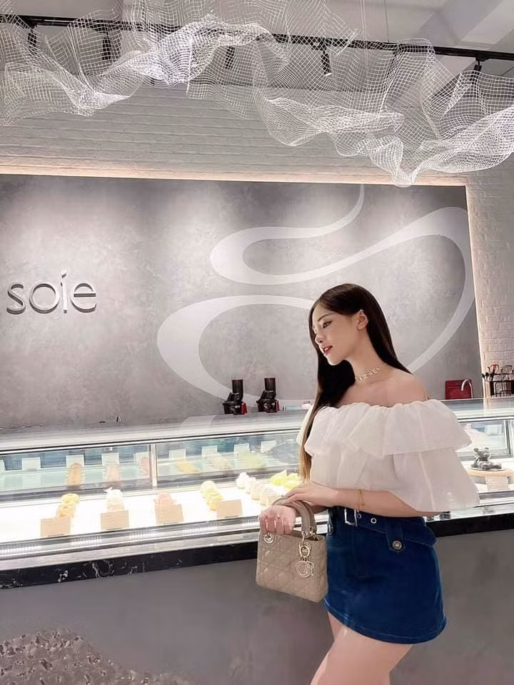 Cô nàng sở hữu vóc dáng đẹp với chiều cao 1m64.