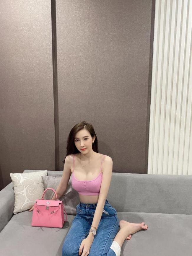 Gương mặt xinh đẹp như búp bê, thân hình cân đối cùng làn da trắng của cô nhanh chóng chiếm được thiện cảm của người hâm mộ.